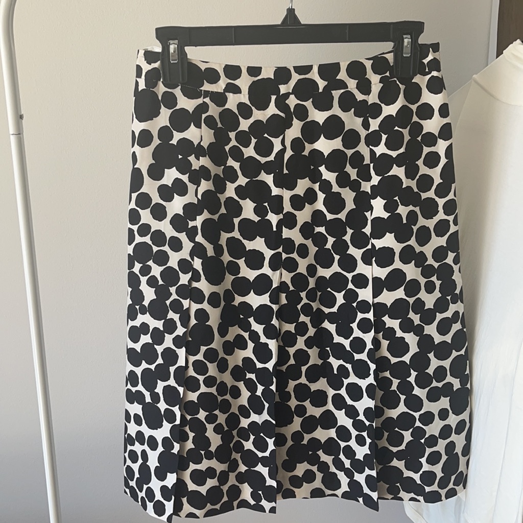 On Trend Black And White Print Skirt. Size 2